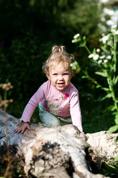 Bebê bonito ao ar livre — Fotografia de Stock