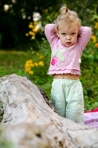 Χαριτωμένο μωρό-κορίτσι σε εξωτερικούς χώρους — Φωτογραφία Αρχείου