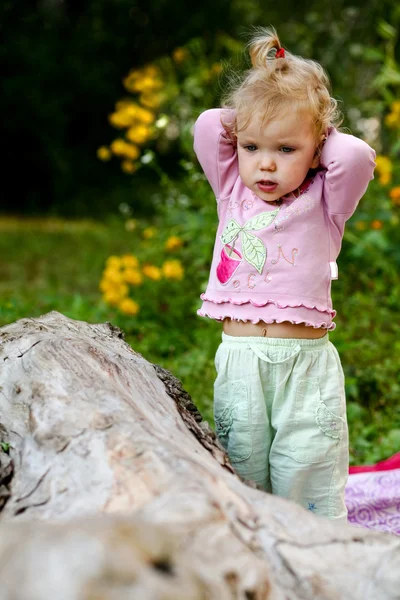 Χαριτωμένο μωρό-κορίτσι σε εξωτερικούς χώρους — Φωτογραφία Αρχείου