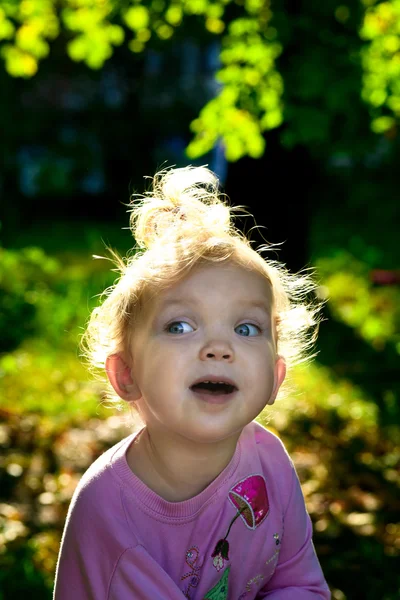 Дитина дівчина на відкритому повітрі — стокове фото