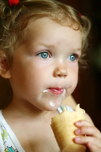冰淇淋的小女孩 — 图库照片