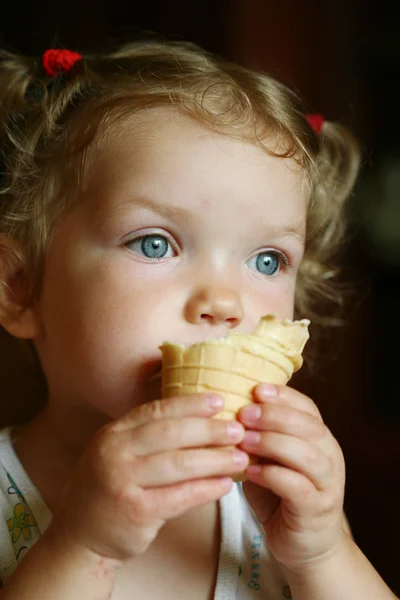 Κορίτσι με παγωτό καϊμάκι — Φωτογραφία Αρχείου