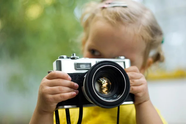 Mädchen mit Kamera — Stockfoto