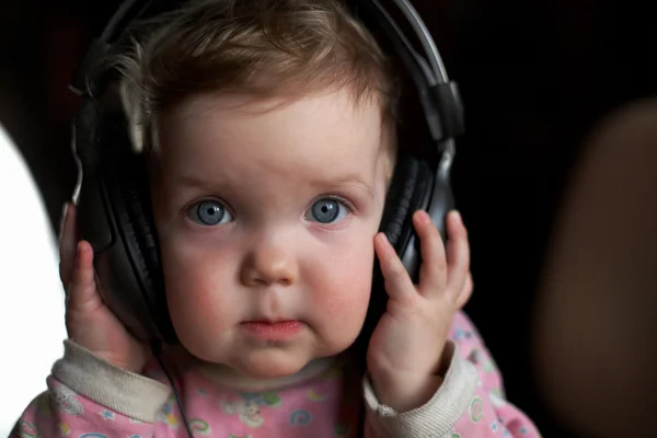 Słuchanie muzyki — Zdjęcie stockowe