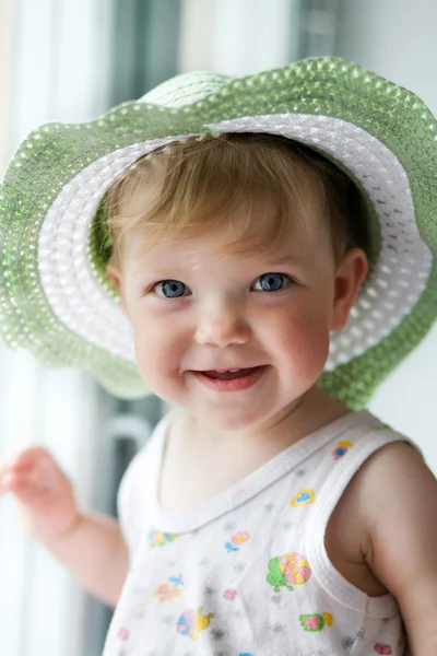 Meisje van de baby in een hoed — Stockfoto