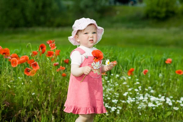 Flicka med röd blomma — Stockfoto