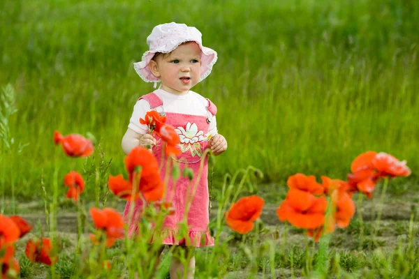 Baby-Mädchen mit roter Blume — Stockfoto
