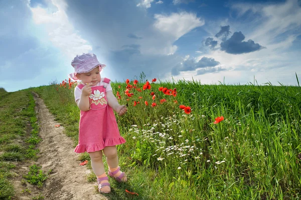 Bambino su una corsia tra un campo — Foto Stock