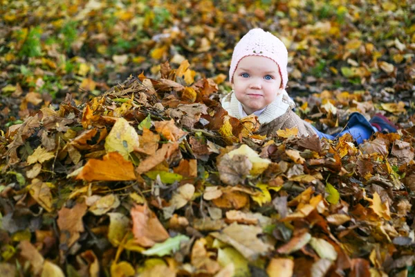 Bebé con hojas — Foto de Stock