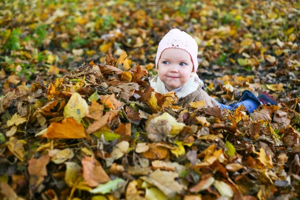Bébé avec feuilles — Photo