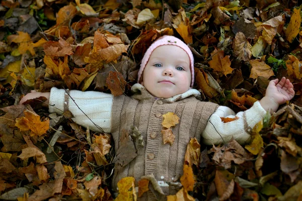 Baby med blad — Stockfoto