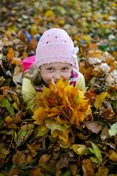 Bambina in un parco — Foto Stock