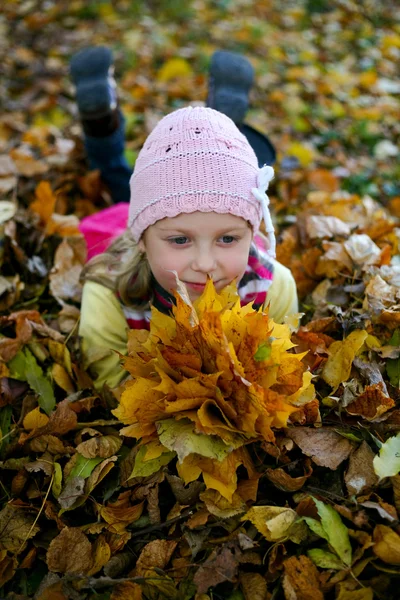 Little girl in autumn park — Stock Photo, Image