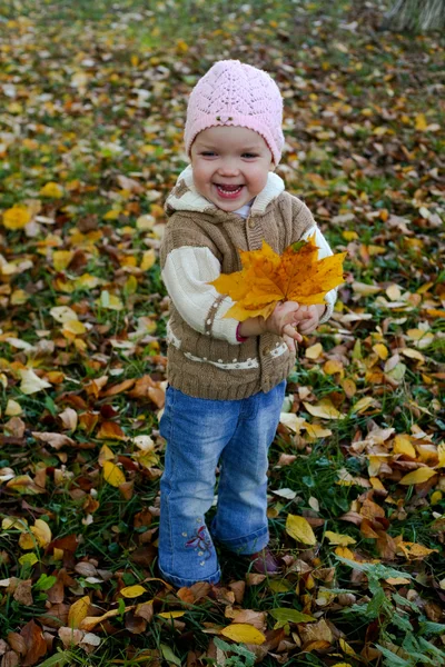 Μωρό με φύλλα — Φωτογραφία Αρχείου