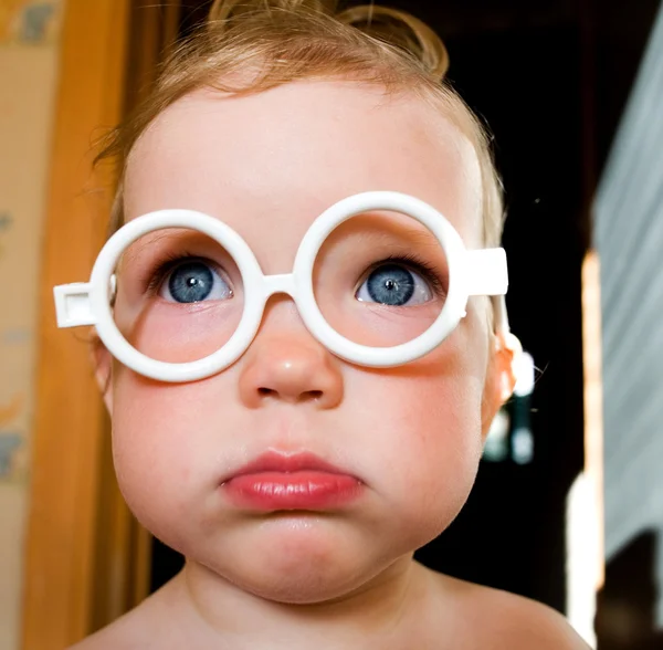 Baby in speelgoed-bril — Stockfoto