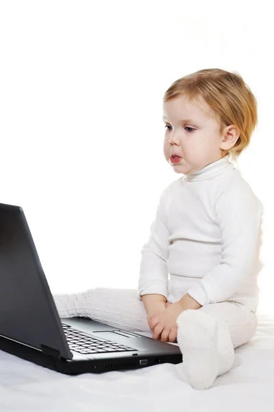 Bebê no laptop — Fotografia de Stock