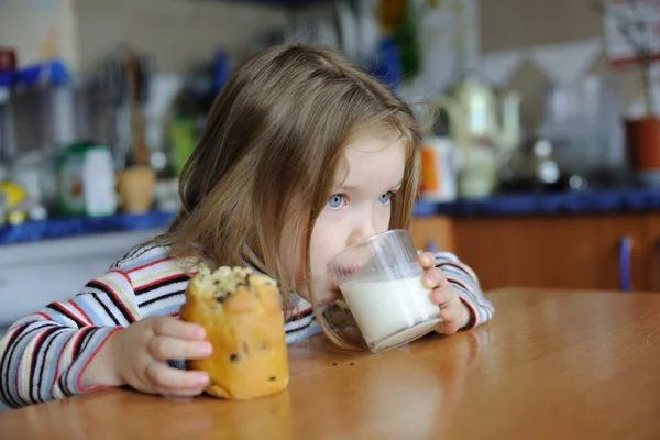 Med mjölk och kakor — Stockfoto