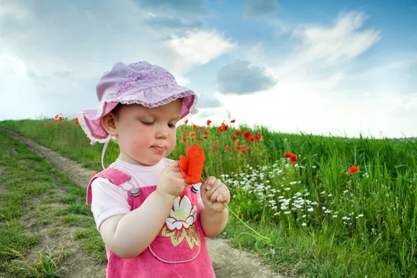 Kırmızı poppy ile kız — Stok fotoğraf