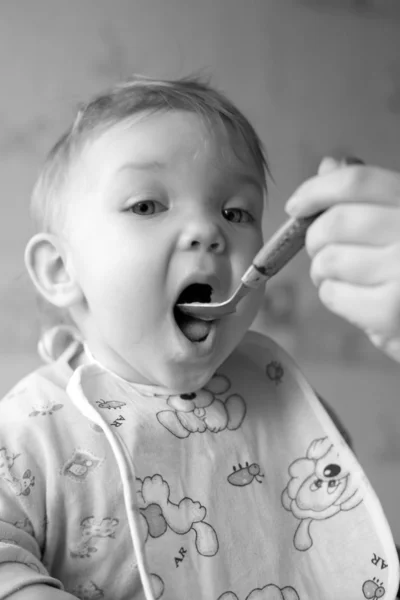 Baby in der Küche — Stockfoto