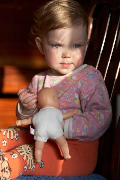 Chica con muñeca — Foto de Stock