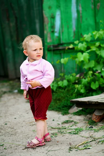 Bambino su un cortile — Foto Stock