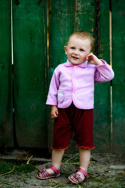 Bebê-menina perto de cerca — Fotografia de Stock