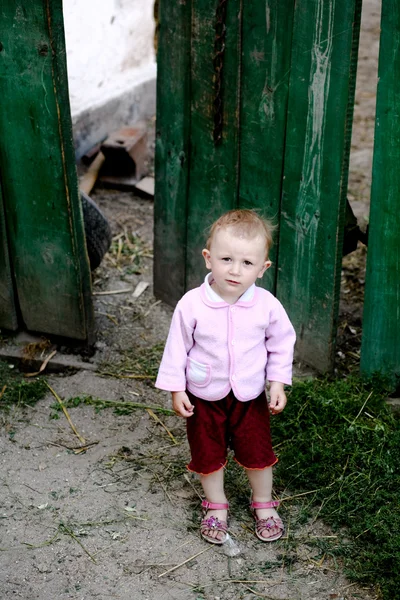 フェンス近く smal の女の子 — ストック写真