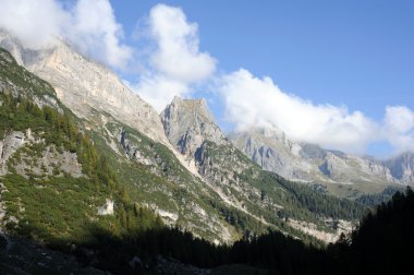 dağlarda güzellikteki bir vadinin dikişli panorama