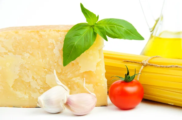 Grundlegende italienische Lebensmittelzutaten — Stockfoto