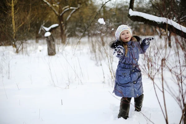 Holčička hraje sněhové koule — Stock fotografie