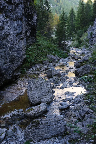 Stora italienska bergen och en bäck — Stockfoto