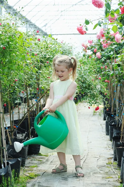 漂亮的女孩浇水鲜花 — 图库照片