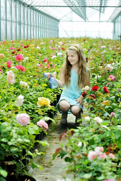 漂亮的女孩浇水鲜花 — 图库照片