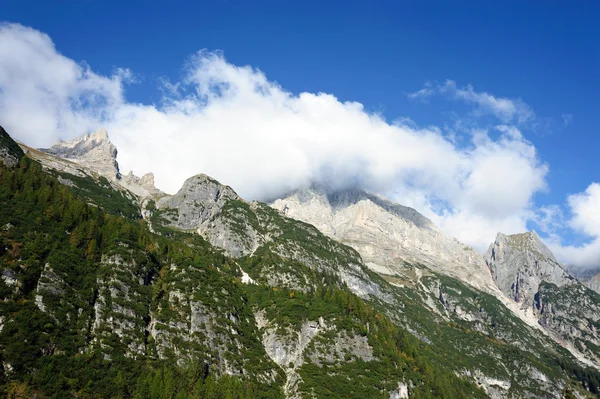 Schöne große Berge und Himmel — Stockfoto