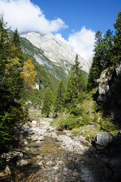 Grandes montañas italianas y un arroyo —  Fotos de Stock