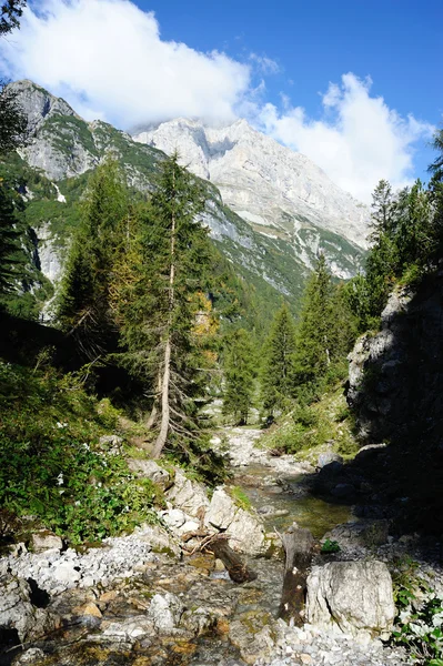 Grandes montanhas italianas e um riacho — Fotografia de Stock