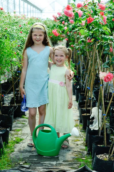 Dvě malé holčičky v růženec — Stock fotografie