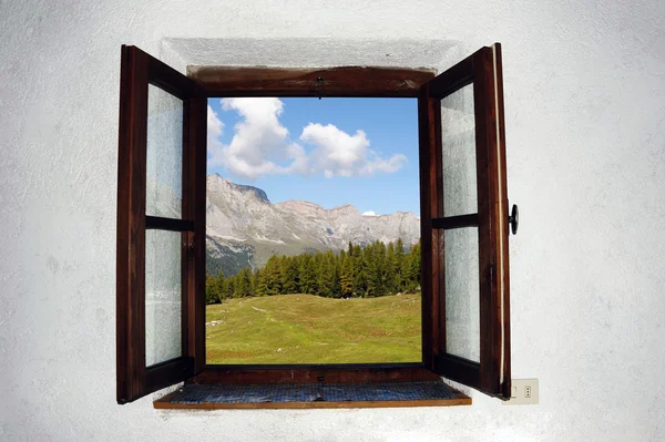 Открытое окно и красивая картинка снаружи — стоковое фото