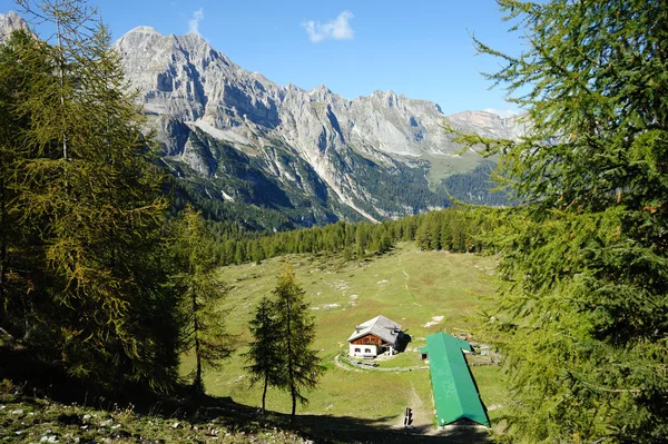 Ett litet hus i bergen i Italien — Stockfoto