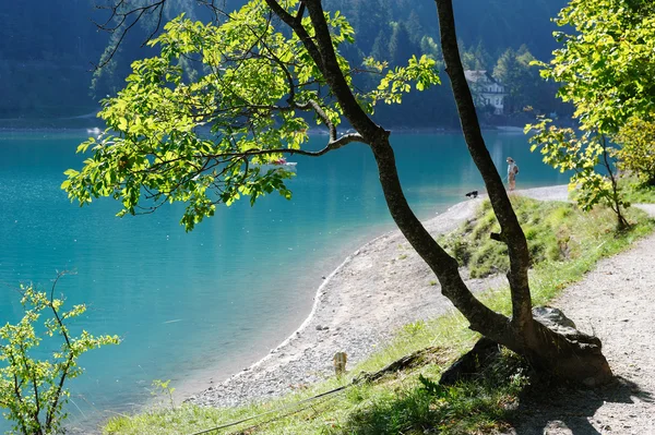 Piękne błękitne jezioro — Zdjęcie stockowe