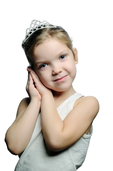 Een mooi klein meisje met een kroon — Stockfoto