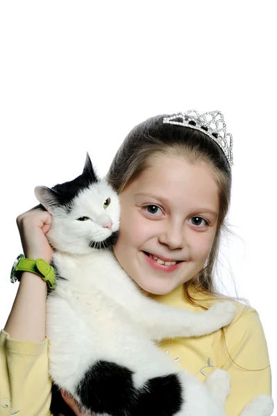 En liten flicka med katt — Stockfoto