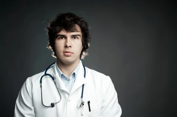 Un giovane professionista con uno stetoscopio — Foto Stock