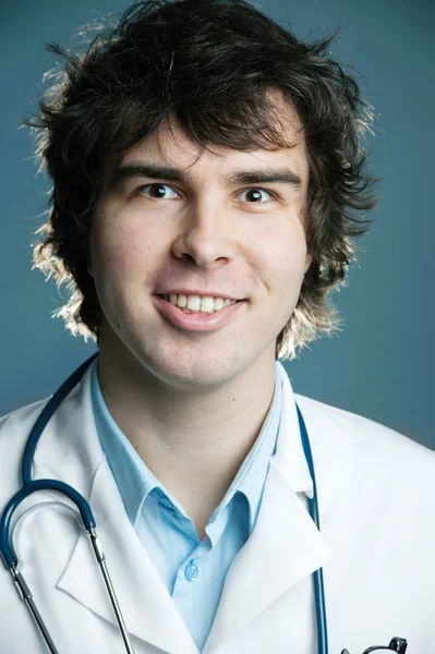 Ett porträtt av en glad läkare — Stockfoto