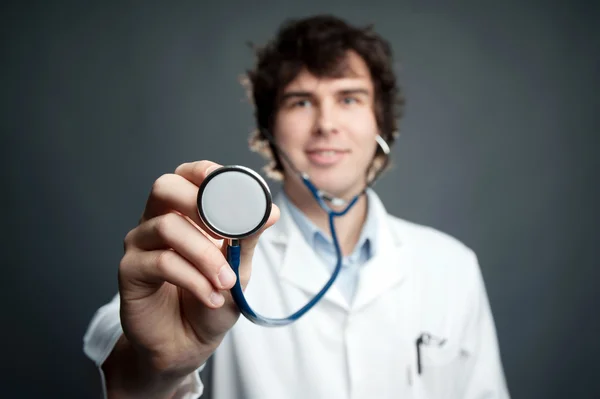 Mladý lékař se stetoskopem — Stock fotografie