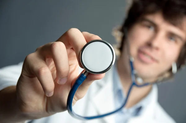 Ein junger Arzt mit Stethoskop — Stockfoto