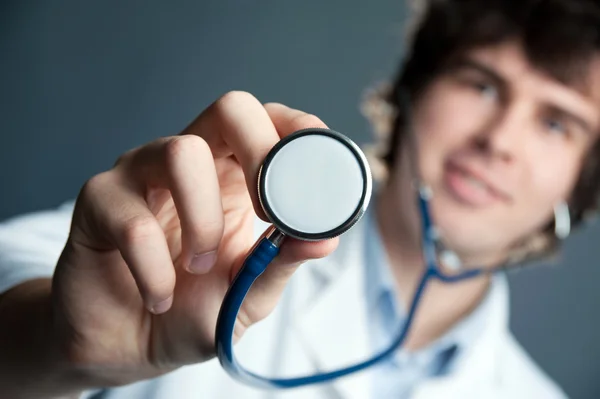 En ung läkare med stetoskop — Stockfoto
