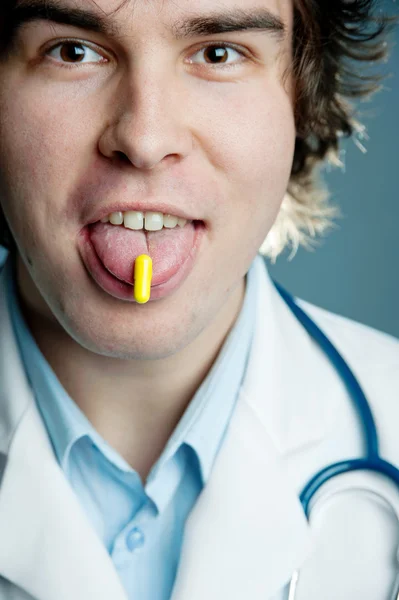En läkare med ett piller — Stockfoto