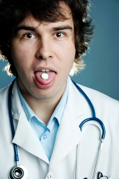 En läkare med ett piller — Stockfoto
