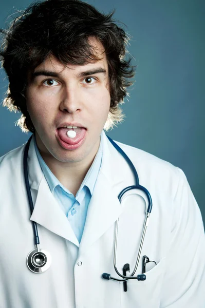 Un medico con una pillola — Foto Stock
